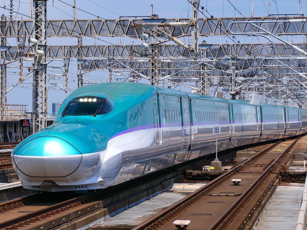 Shinkansen E5 Hayabusa (Japan) - 320 km/h (200 mph)