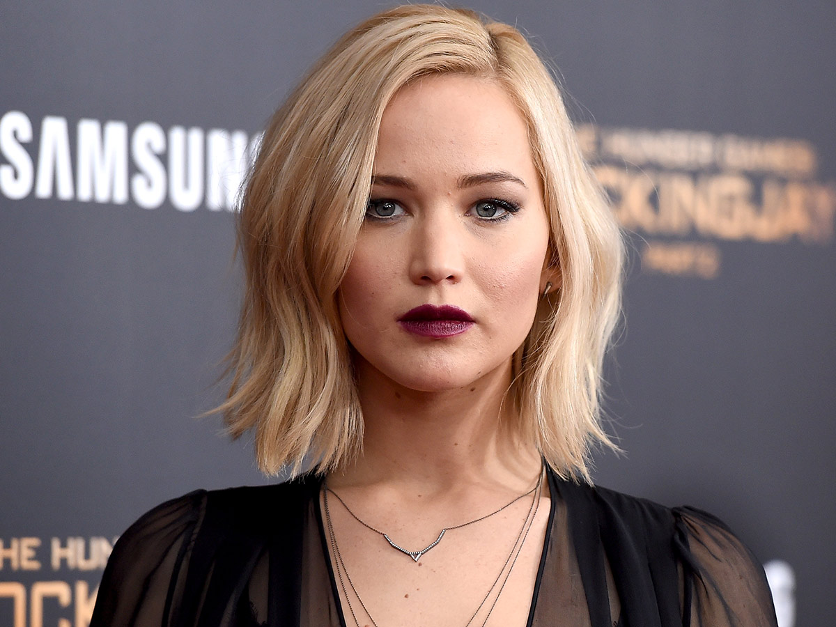 Jennifer Lawrence: Commutes in a Volkswagen Eos