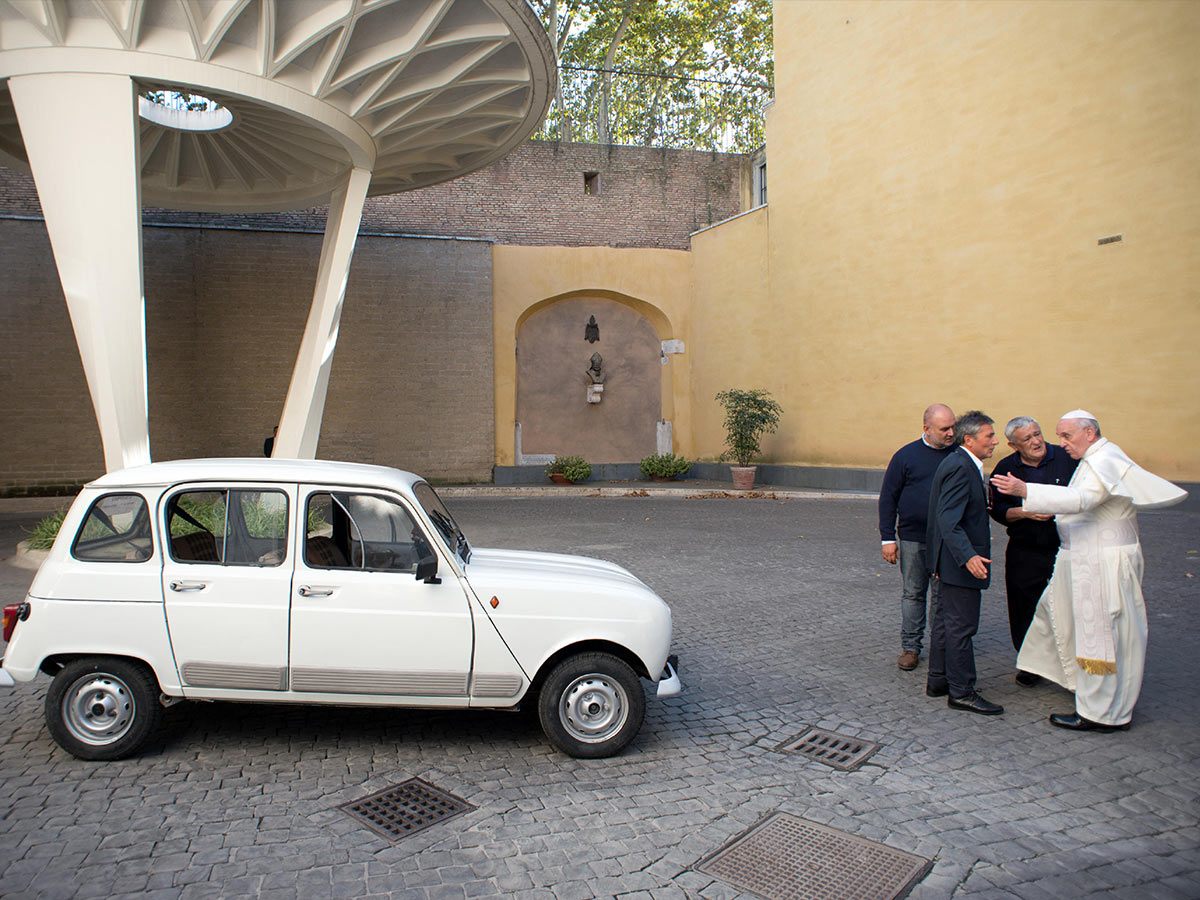 Pope Francis: Usedrewrt a Renault 4