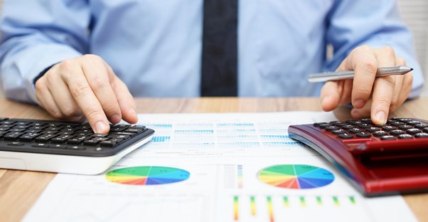 A financial planner calculates finances