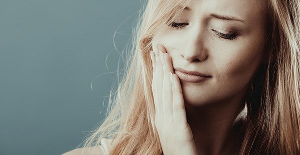 girl experiencing the symptoms of bruxism
