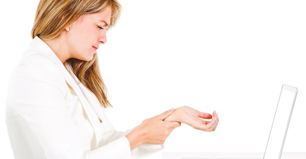 a woman suffering from carpal tunnel syndrome symptoms