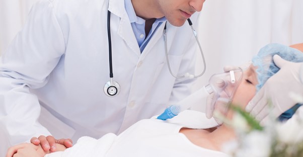 a respiratory therapist examines a patient