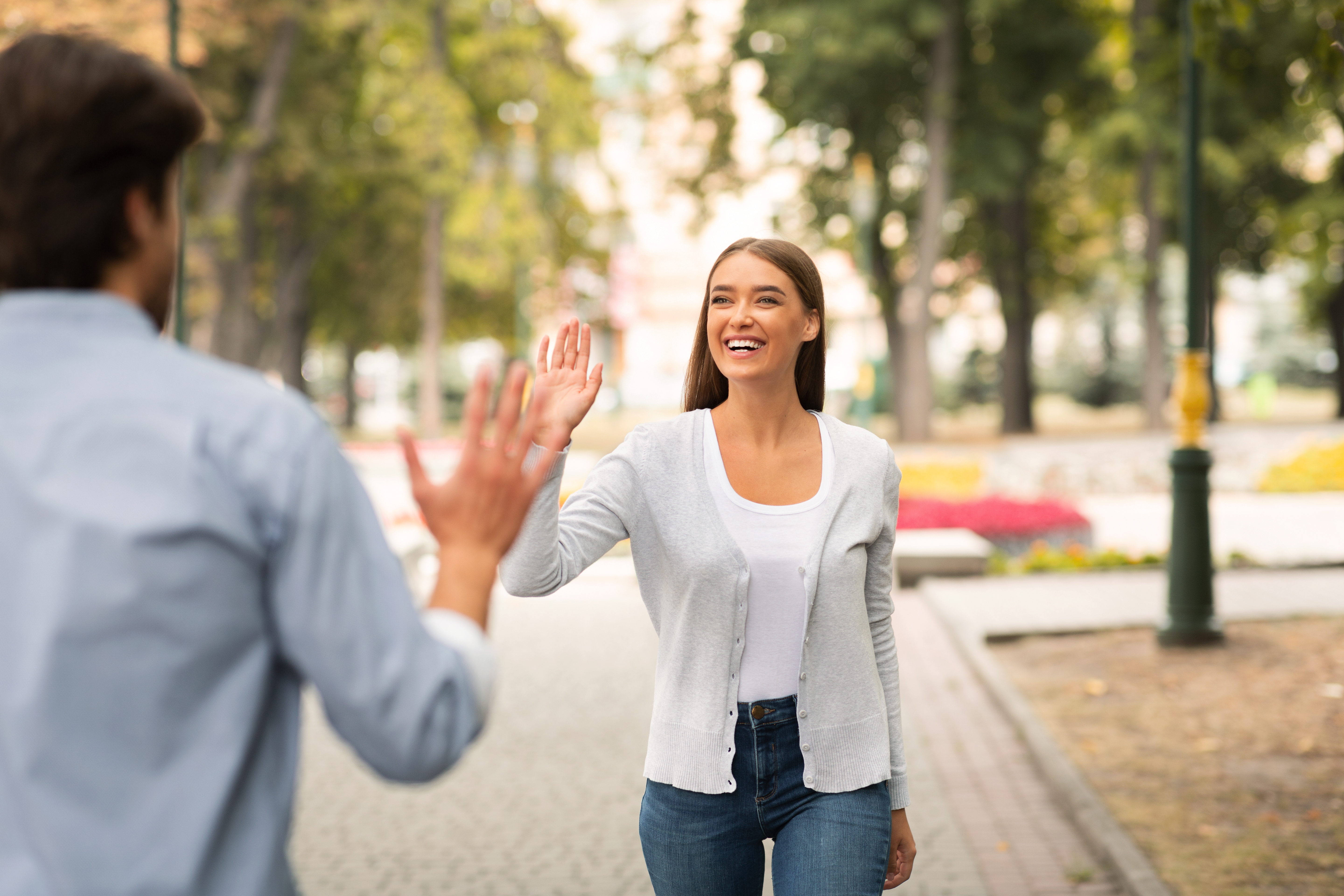 Don't Pretend Not to See an Acquaintance in Public