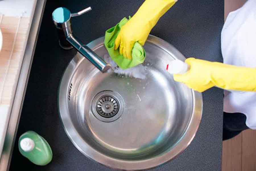Clean and/or polish the sinks