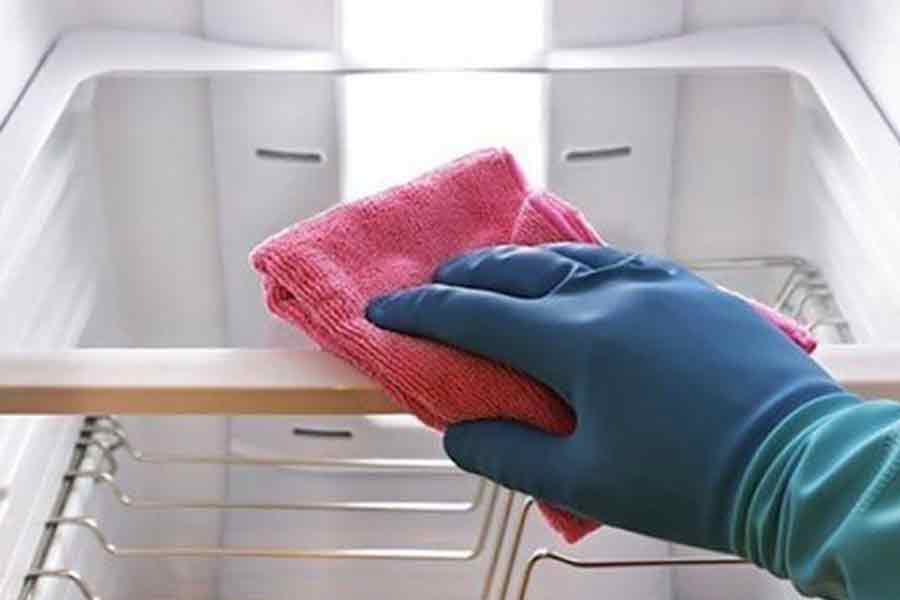 Clean the refrigerator
