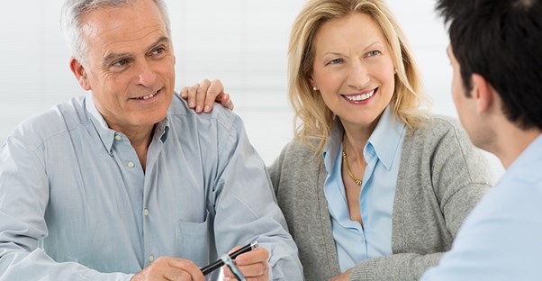 retired couple talking to investor about dividends
