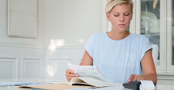 Woman wondering if she should pay off her installment loan early