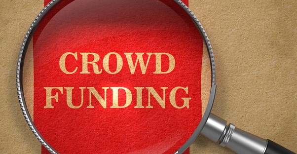 A magnifying glass reveals how to choose a crowdfunding site