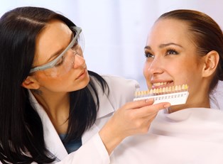a woman who talked to a dentist about teeth whitening