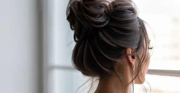 15 Easy Wedding Hairstyles You Can Do Yourself main image