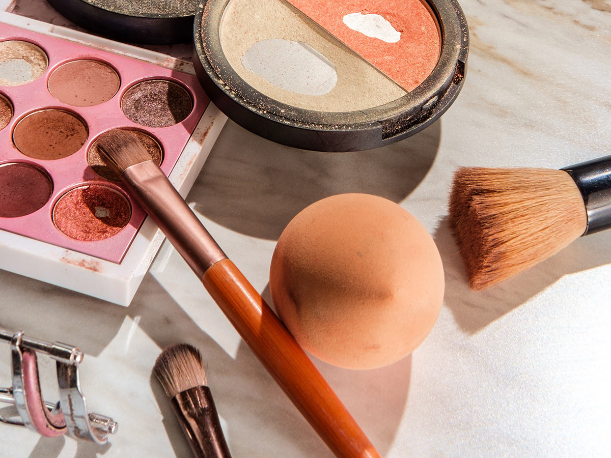 5. Using dirty makeup brushes.