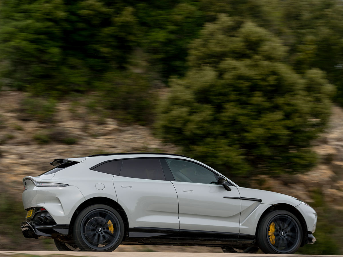 3. 2025 Aston Martin DBX707 – 3.1 seconds