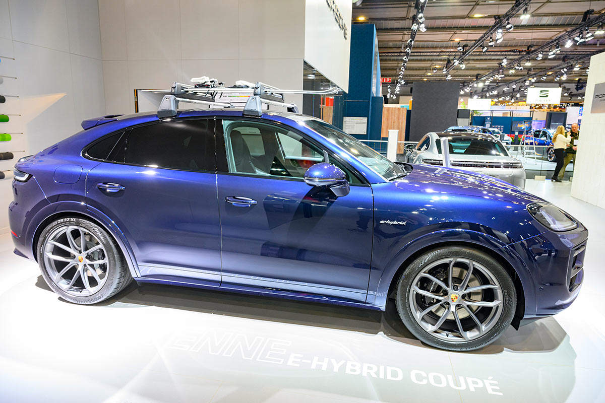 9. 2025 Porsche Cayenne / Hybrid – 3.5 seconds