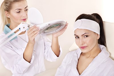 Pros and Cons of Being a Medical Esthetician