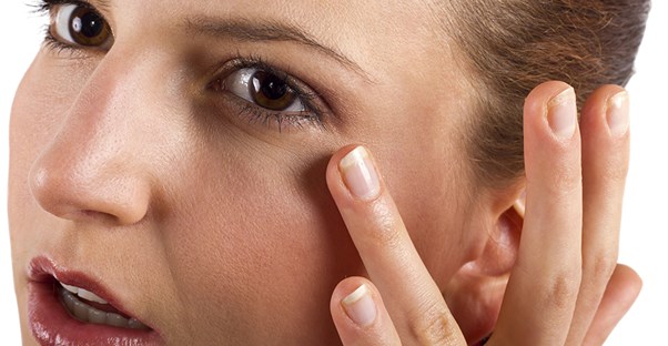 woman trying to heal her stye using natural remedies