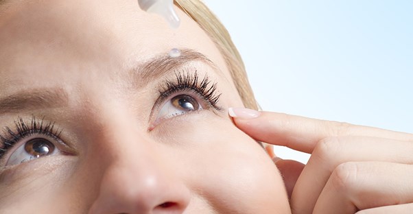 woman using eye drops to help with her dry itchy eyes