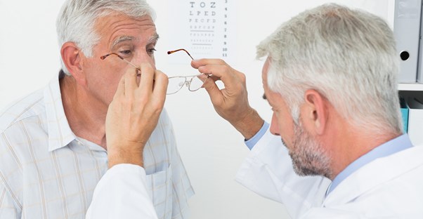 a man who is experiencing cataract symptoms