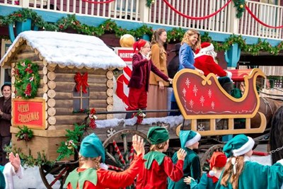 10 Things That Always Happen in Hallmark Christmas Movies