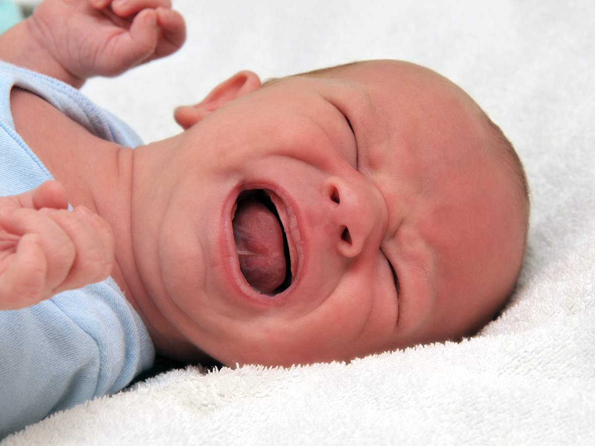 Почему новорожденный высовывает
