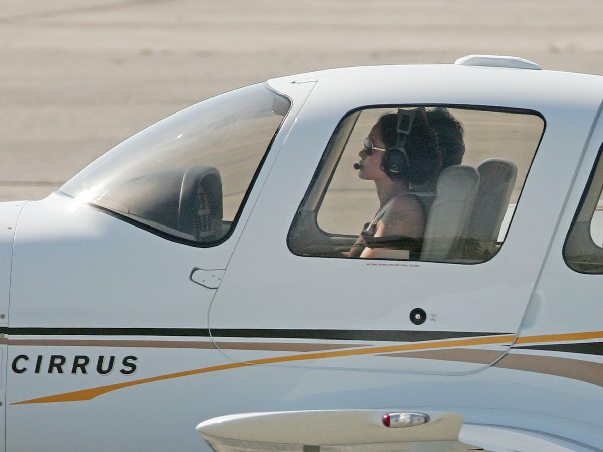 Angelina Jolie - Cirrus SR22 - $650K