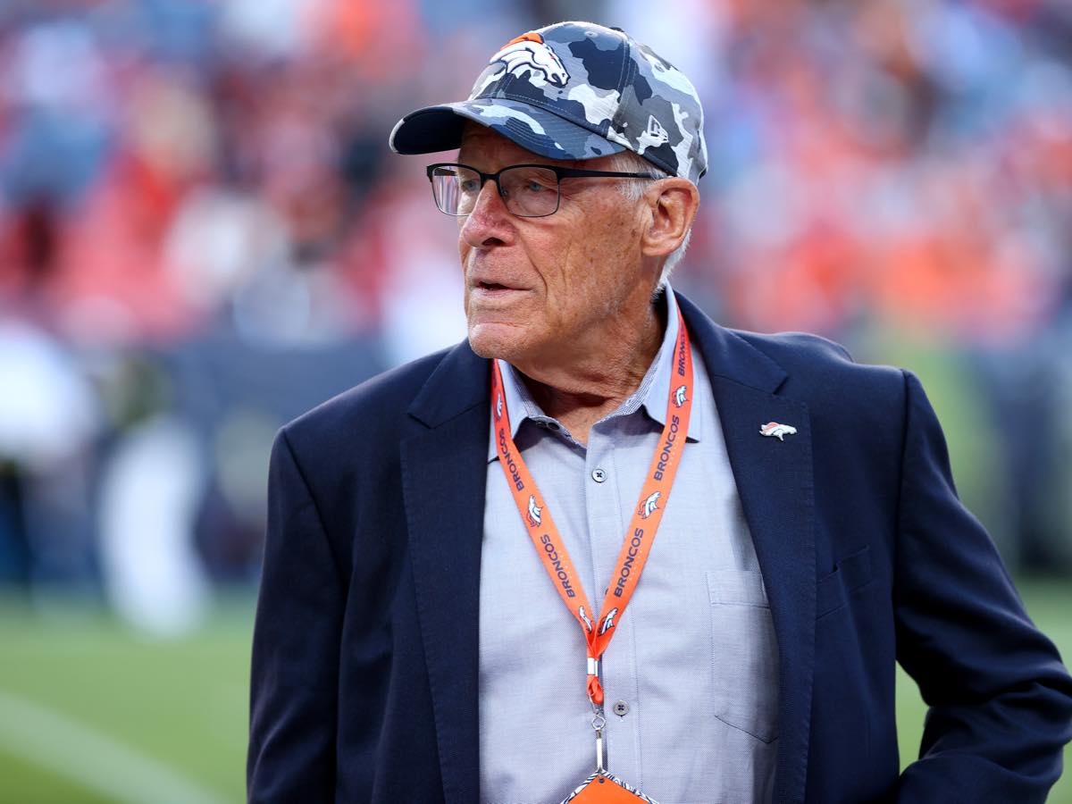 Walmart Billionaire Rob Walton Expected to Bid $4B for Denver Broncos