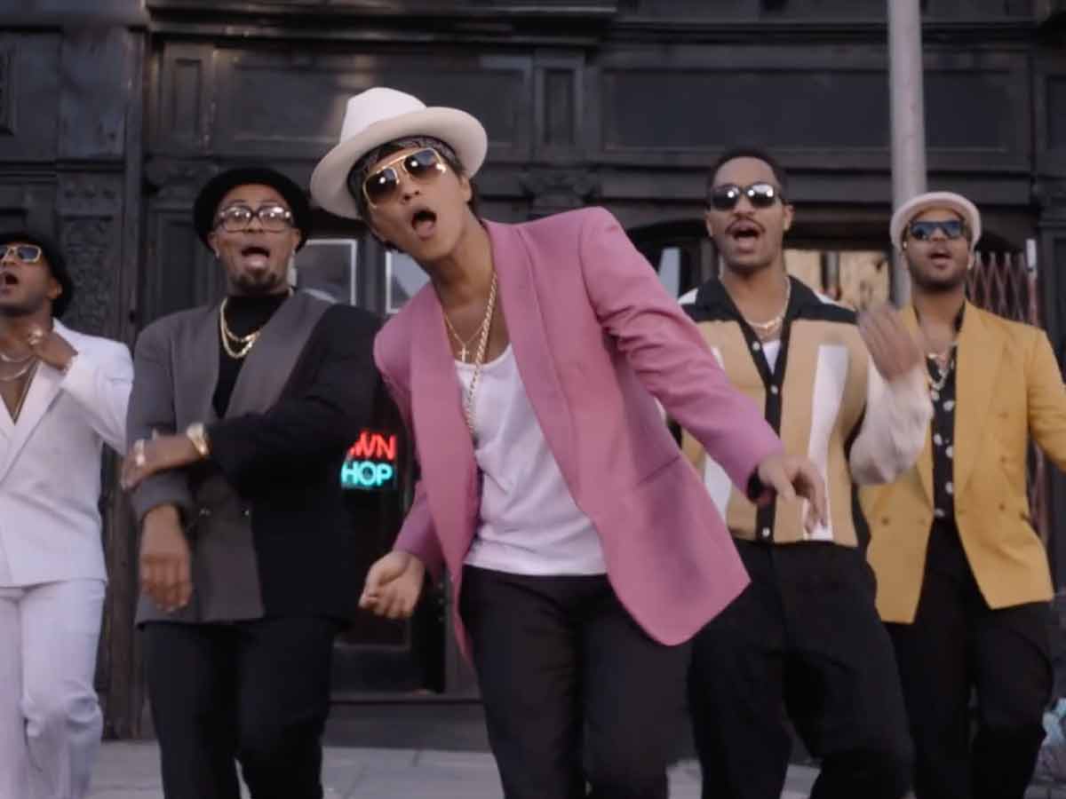 Bruno mars funk. Бруно Марс Аптаун. Бруно Марс Uptown Funk. Марк Ронсон Аптаун фанк. Mark Ronson Bruno Mars.