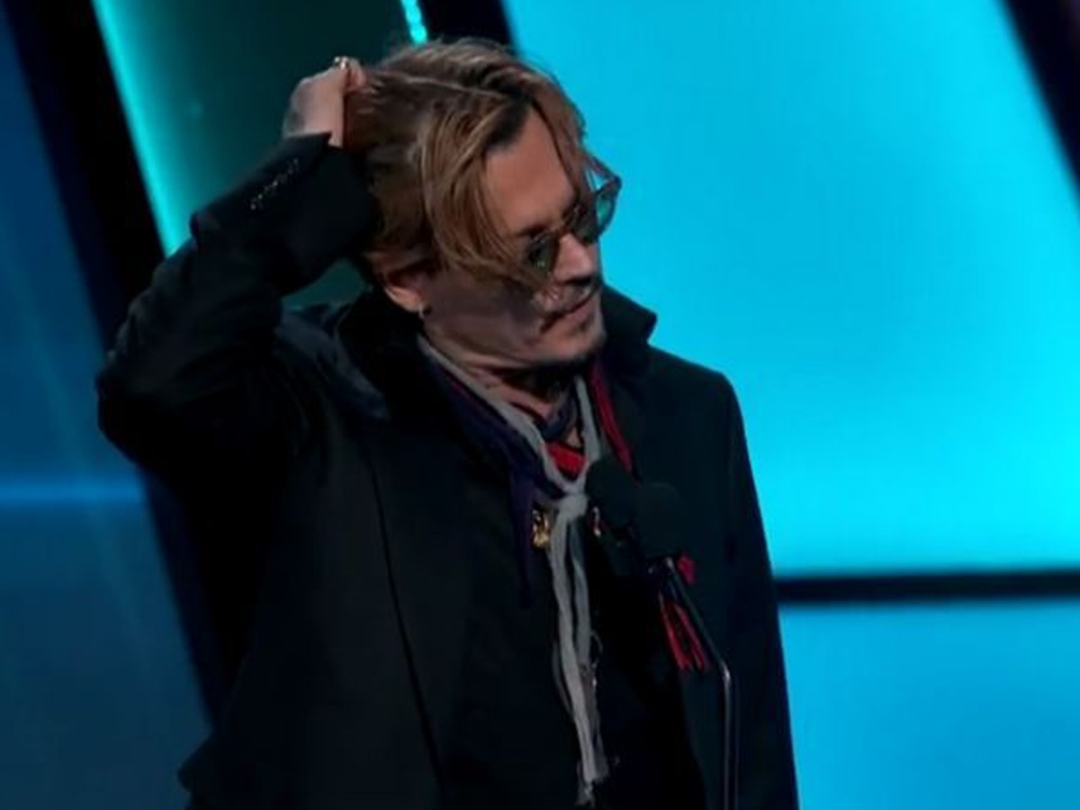 Johnny Depp slurs on stage