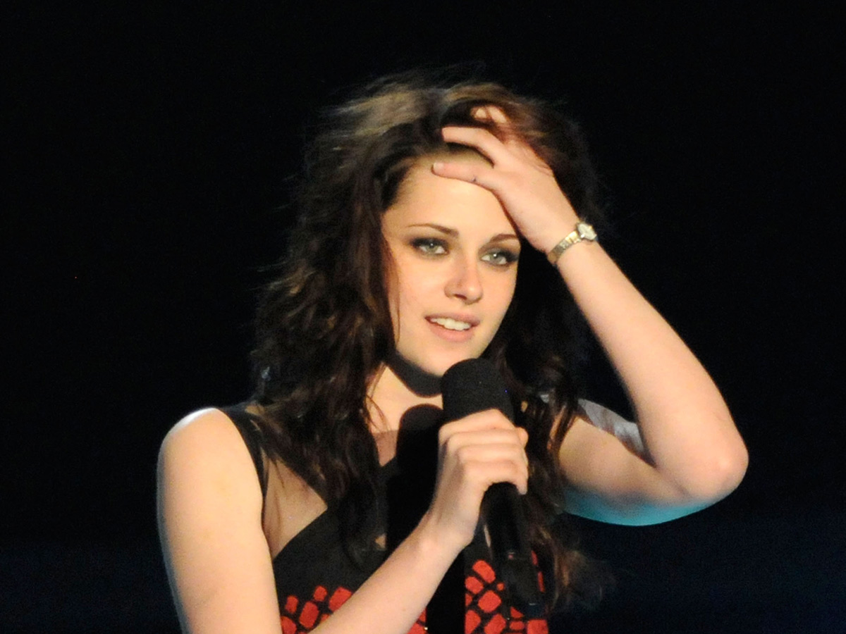 Kristen Stewart breaks an award