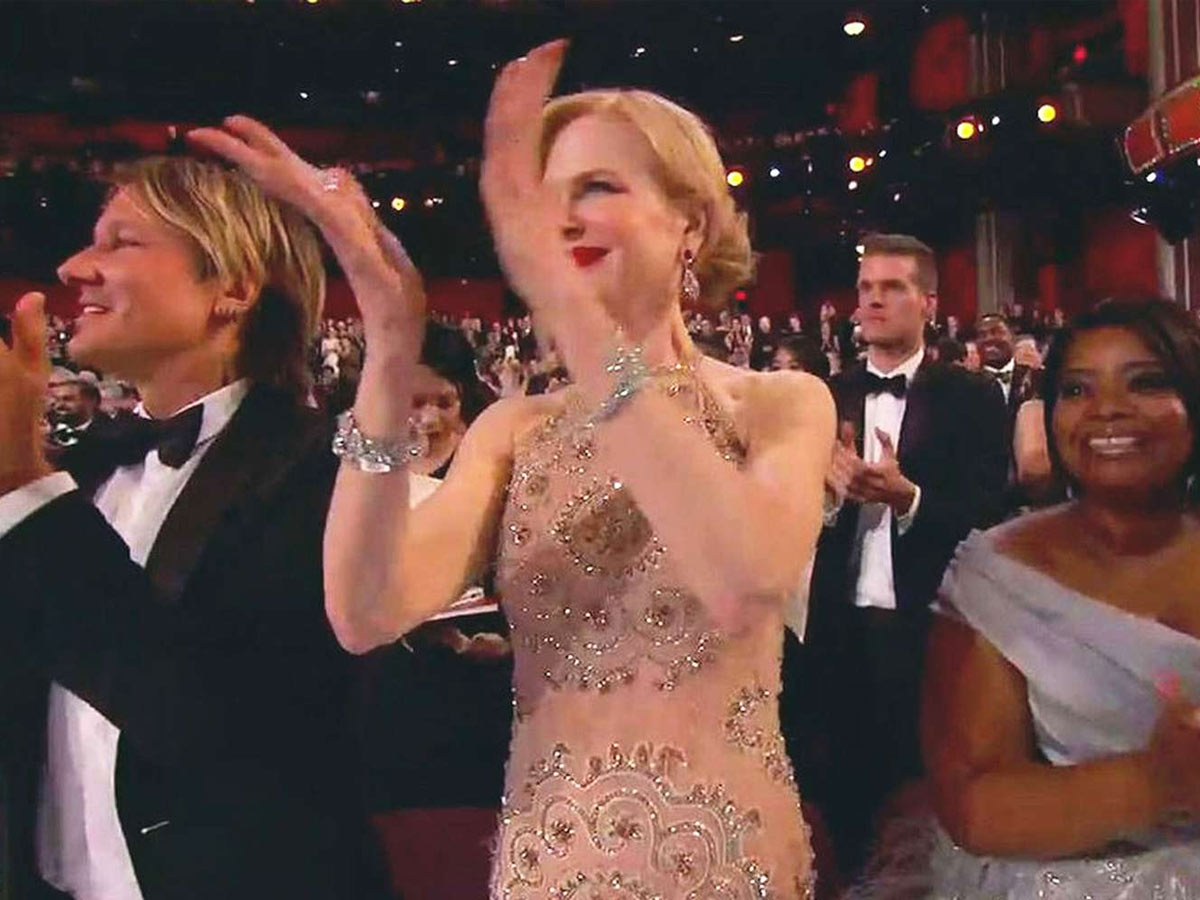 Nicole Kidman is clapping weird