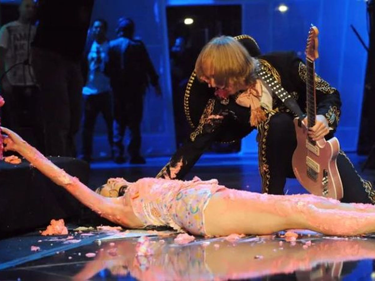 Katy Perry takes a dive