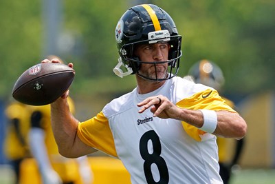 aaron rodgers practicing to be the starting quarterback for the steelers in the nfl