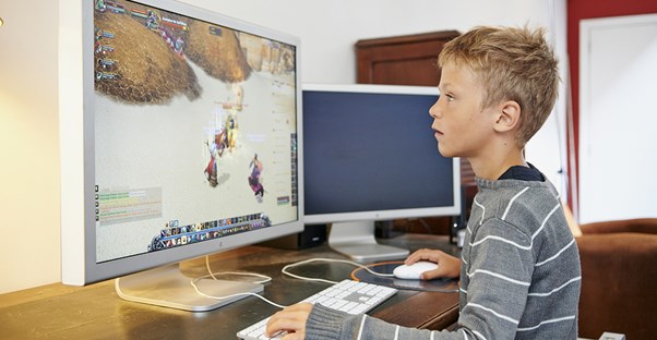 a kid playing a free online game
