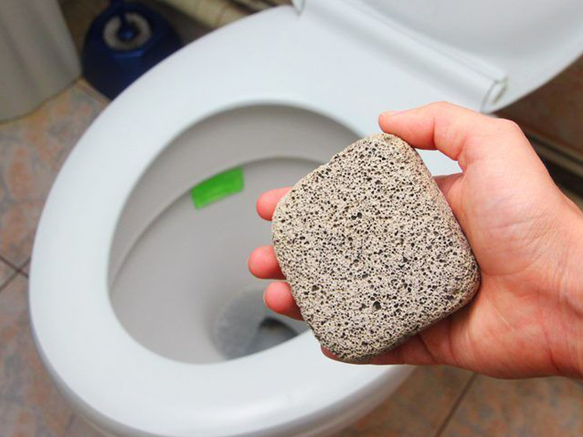 Убрать мочевой камень в унитазе домашних. Каменный унитаз. Чистый унитаз. Туалетный камень.