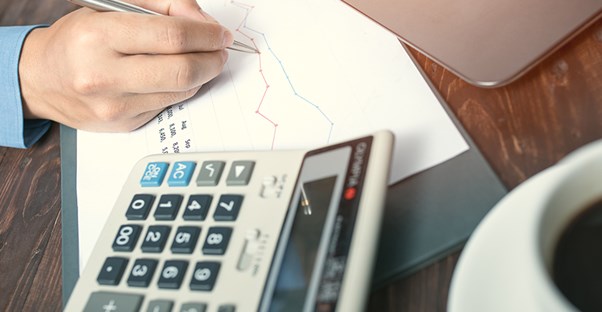 investors calculating best ways to invest money