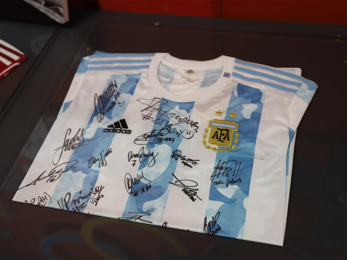 Autographed Sports Memorabilia