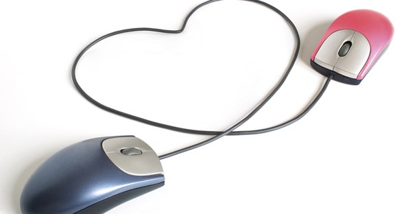 2 computer mouses are connected by a single wire that forms the shape of a heart