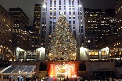 Rockefeller Center is a quintessential Christmas destination, even in movies.