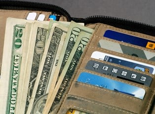 5 Things Not to Carry in Your Travel Wallet