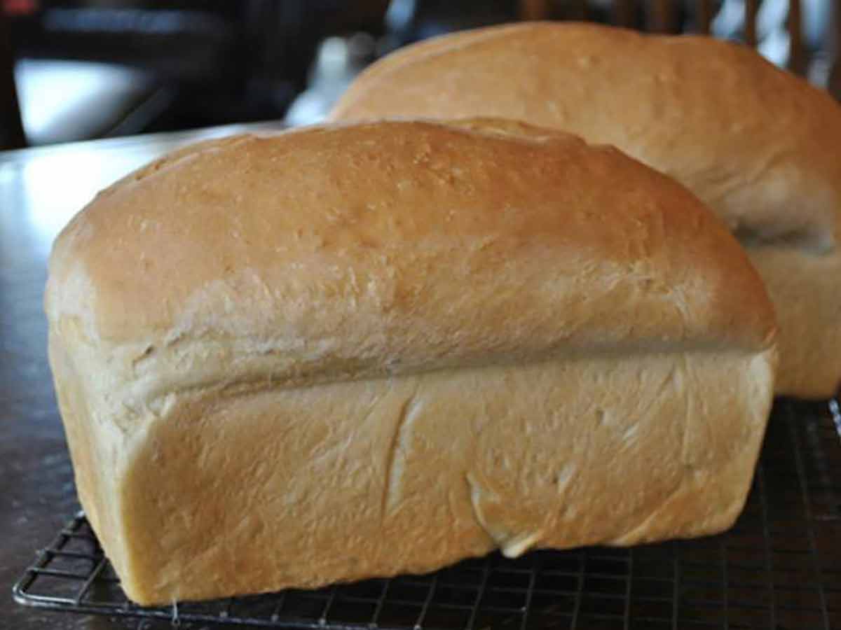 Пышный хлеб в духовке. Белый хлеб в духовке. Домашний белый хлеб. Булка хлеба. Булка белого хлеба.